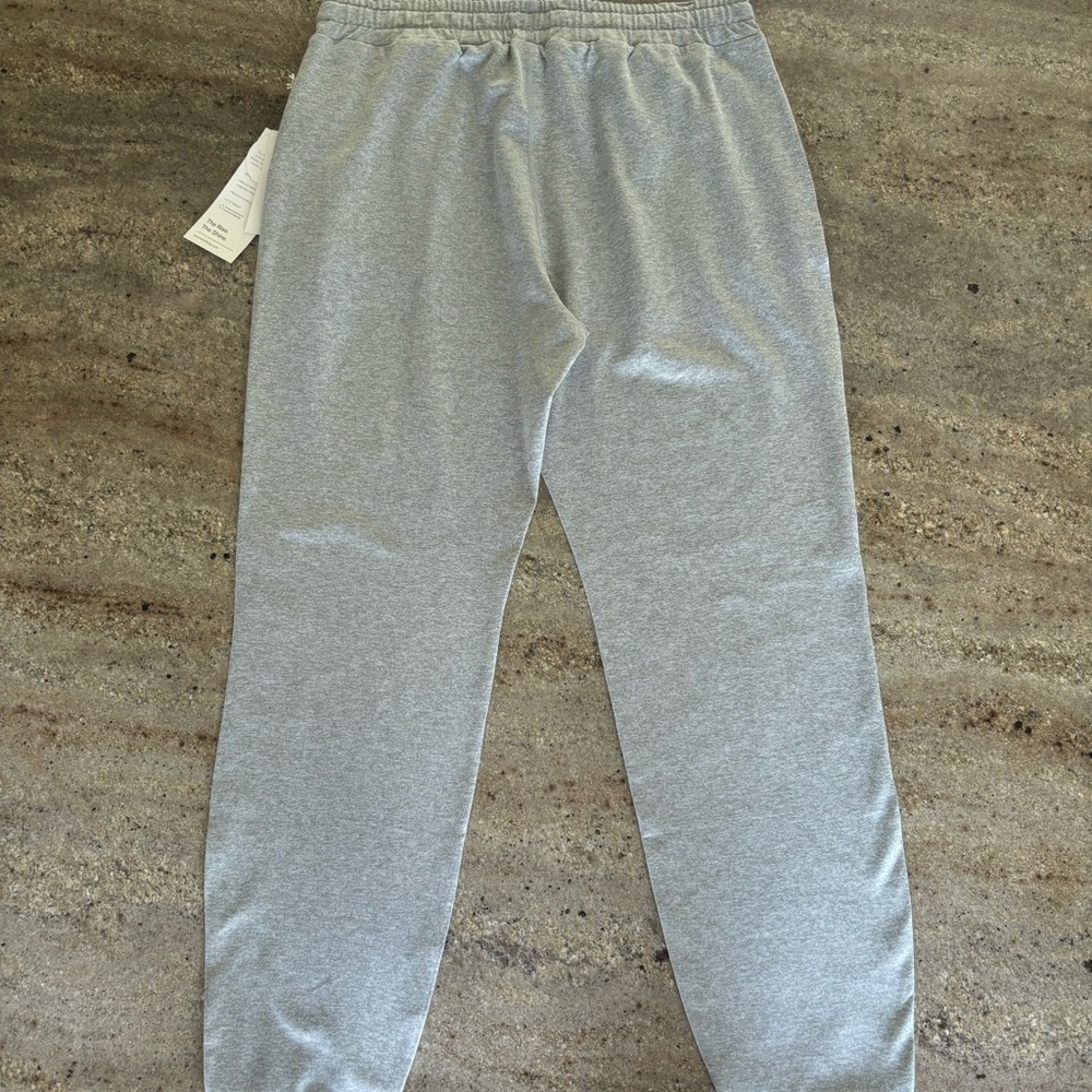 NWT Vuori Women's Performance Jogger Size Medium LONG Pale Grey Heather - Picture 4 of 7